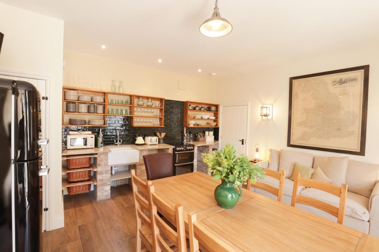 North Cadbury Court Coach Houses ภายนอก รูปภาพ