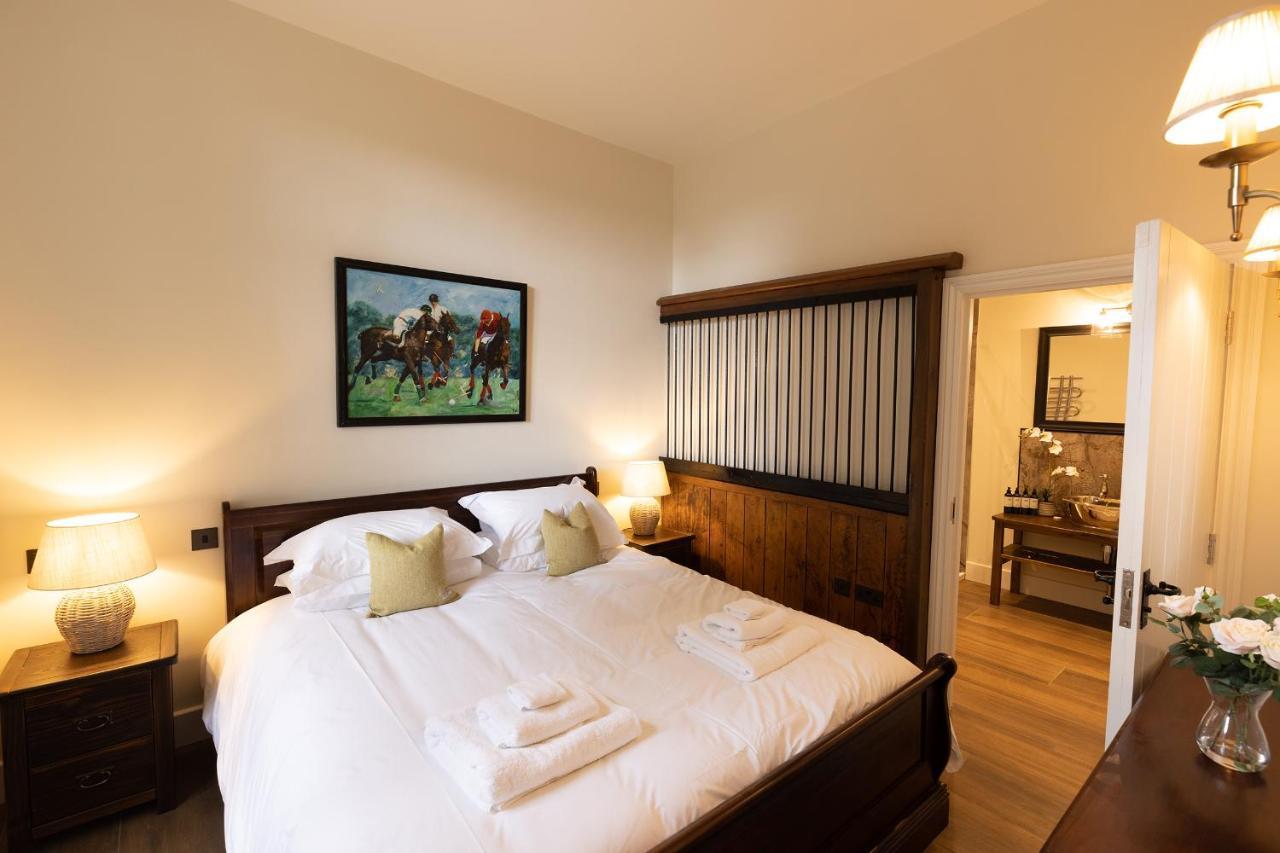 North Cadbury Court Coach Houses ภายนอก รูปภาพ