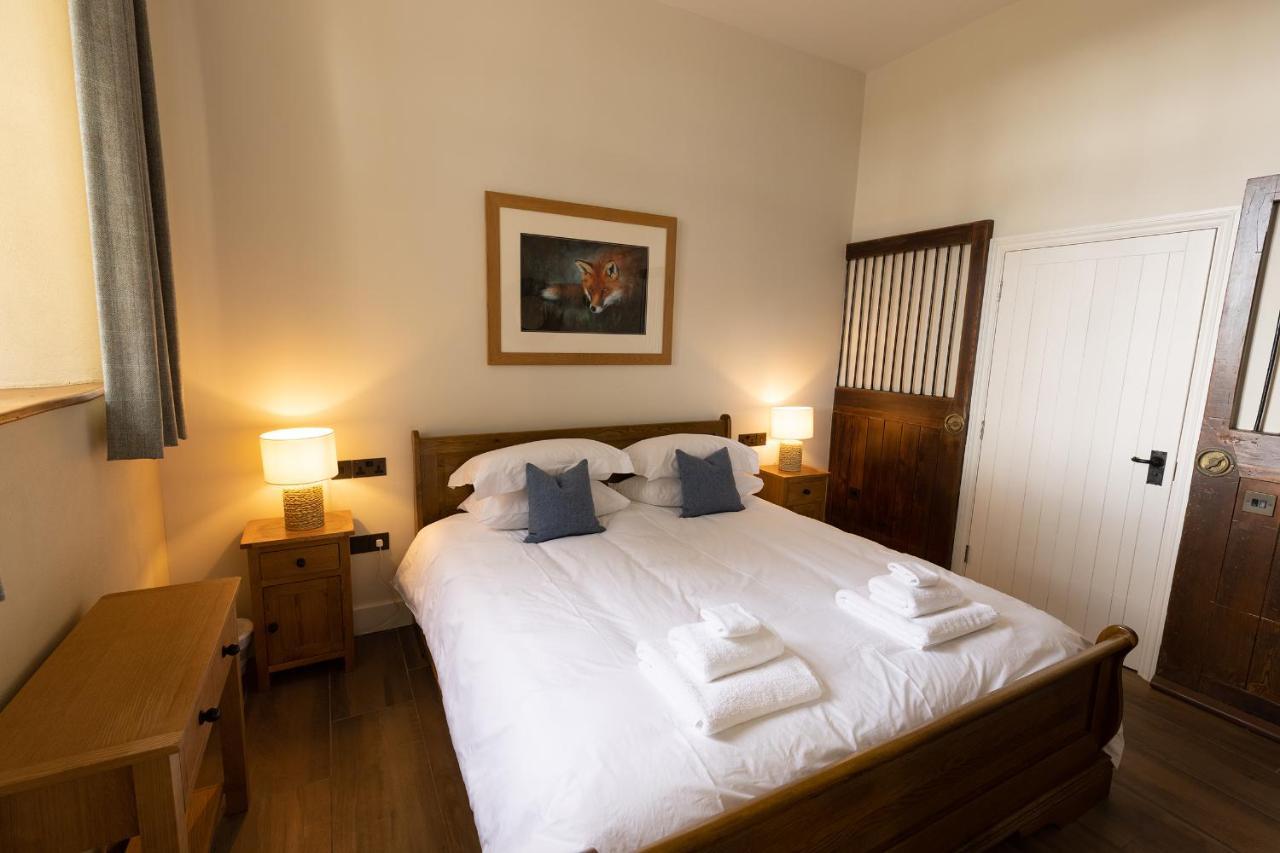 North Cadbury Court Coach Houses ภายนอก รูปภาพ