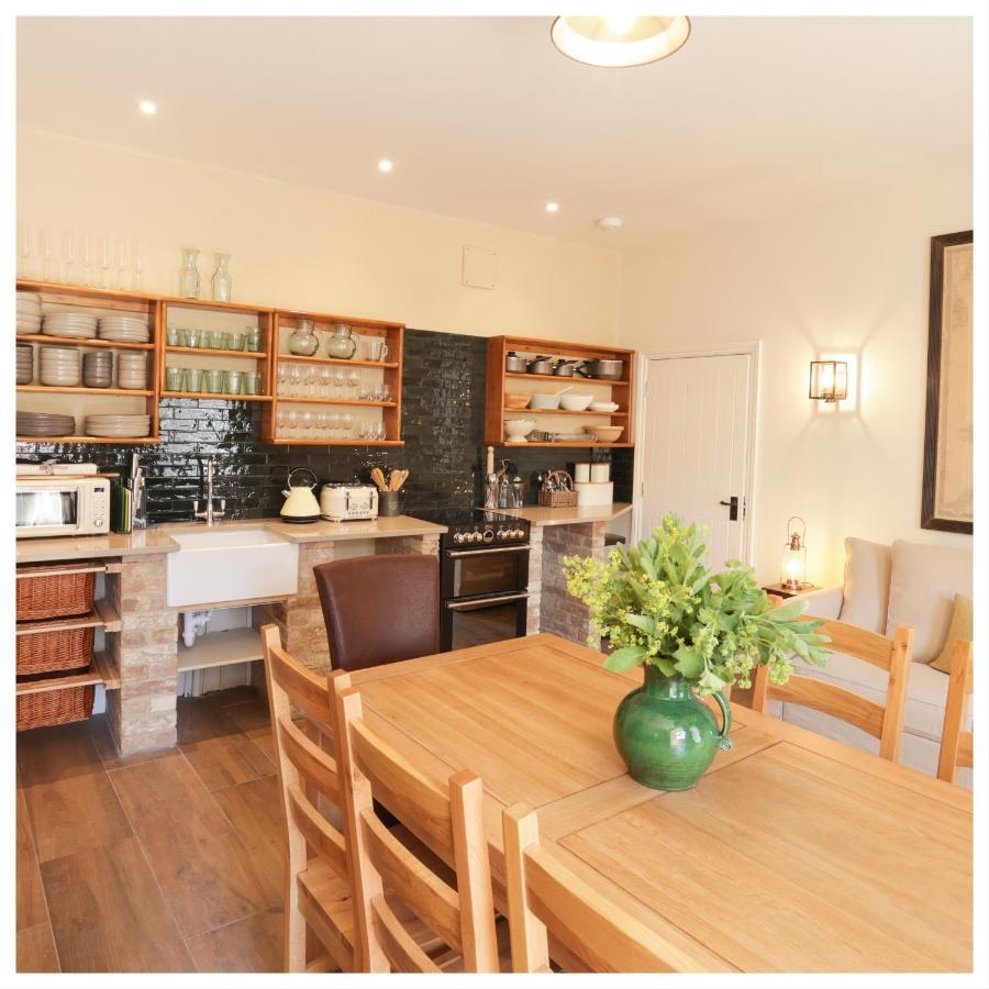 North Cadbury Court Coach Houses ภายนอก รูปภาพ